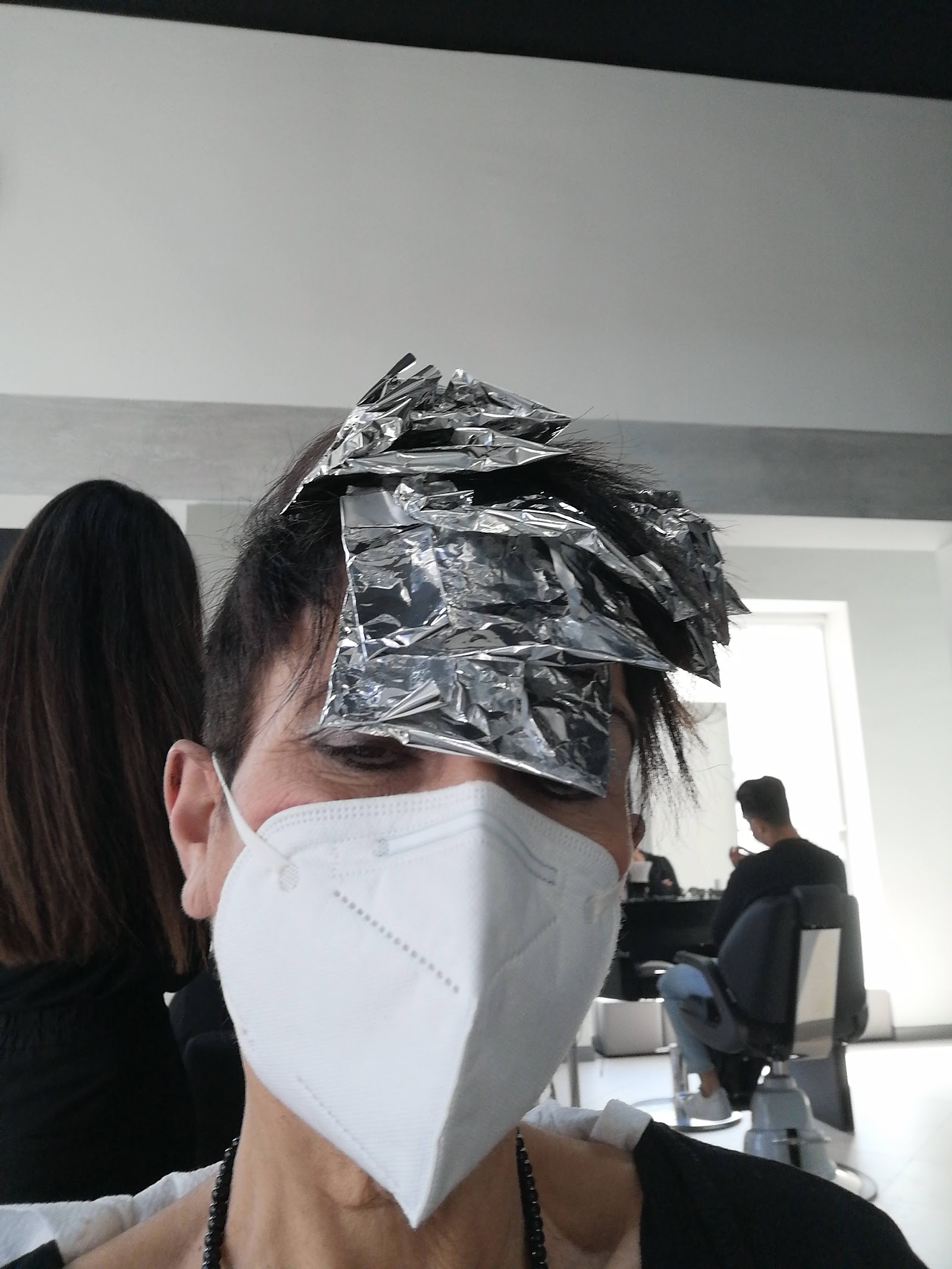 Fase di lavorazione del colore nel salone di Marco Giganti