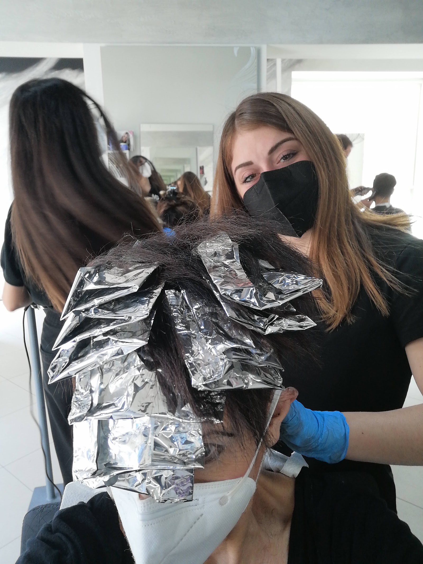 Fase di lavorazione del colore nel salone di Marco Giganti