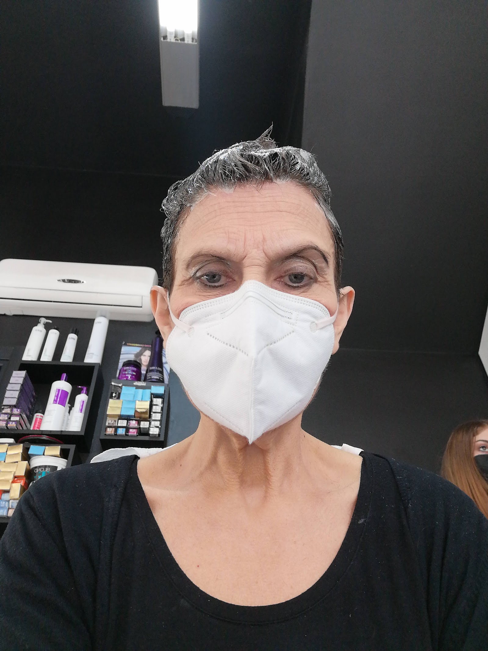 Fase di lavorazione del colore nel salone di Marco Giganti